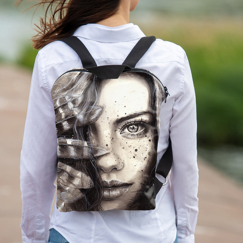 Kuprinė No. 1 „Mergina su plunksna