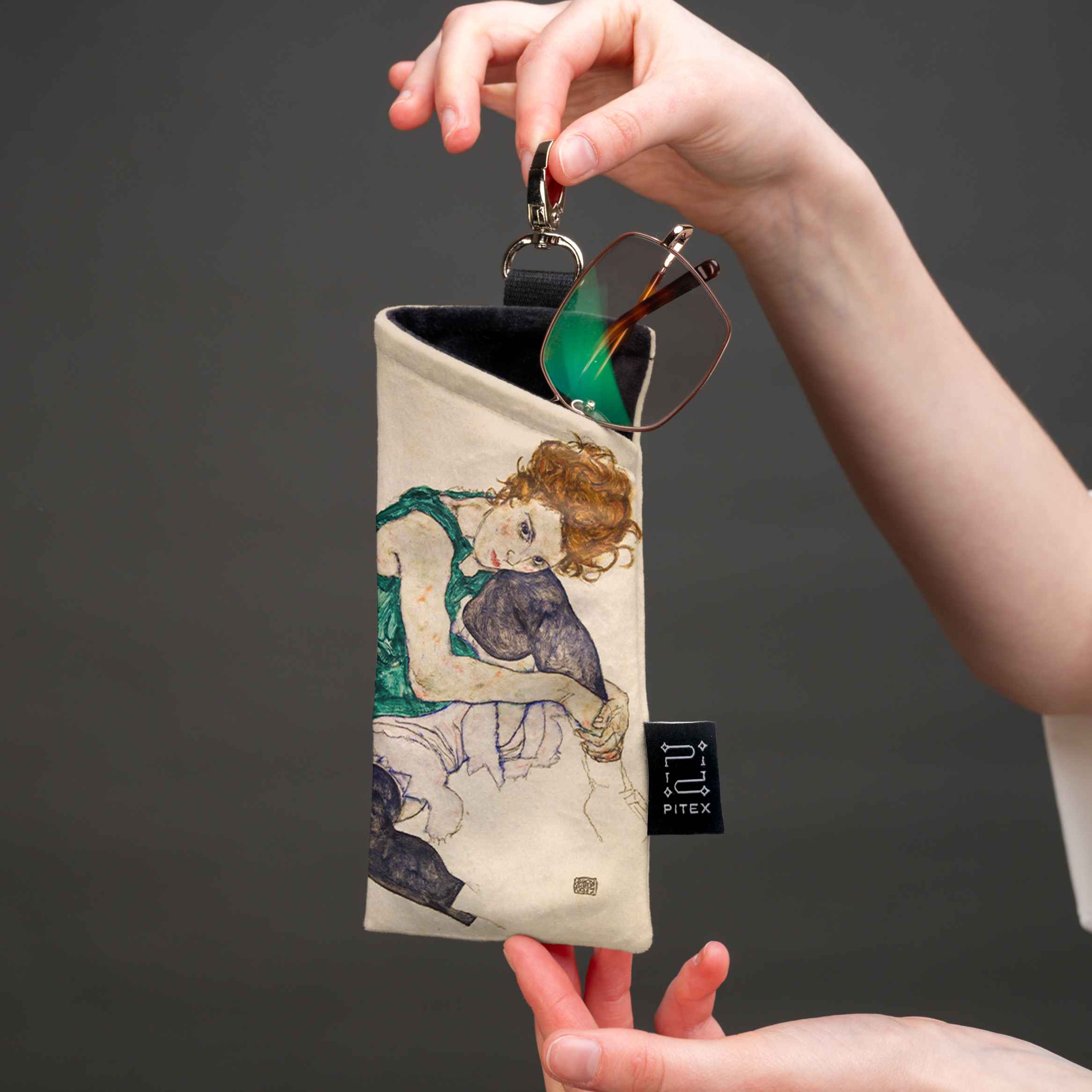 Akinių dėklas Egon Schiele „Seated Woman with Legs Drawn Up