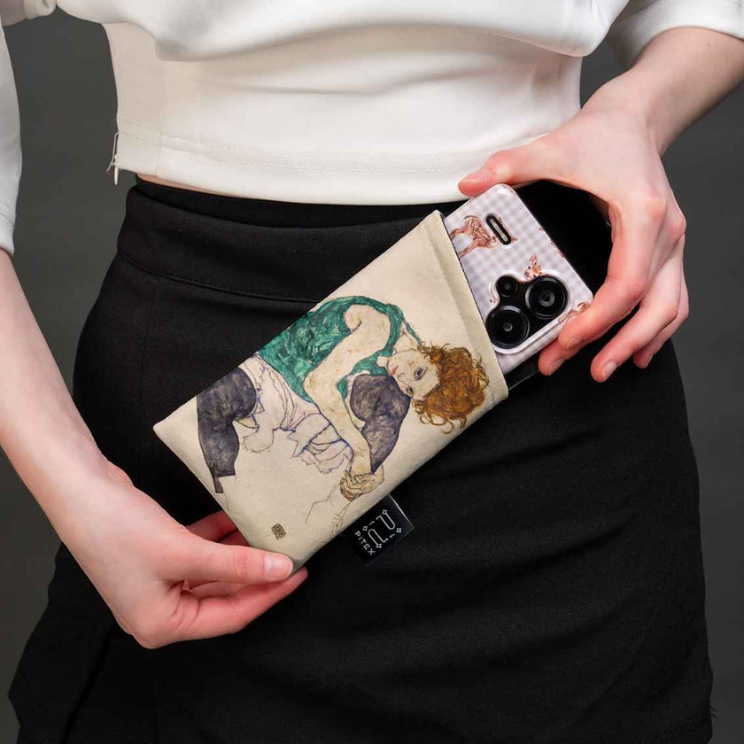 Akinių dėklas Egon Schiele „Seated Woman with Legs Drawn Up