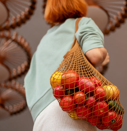 Rezginė sietka pirkinių krepšys rudos spalvos, su vaisiais viduje, ant peties, dovanų idėjos, mados aksesuarai moterims