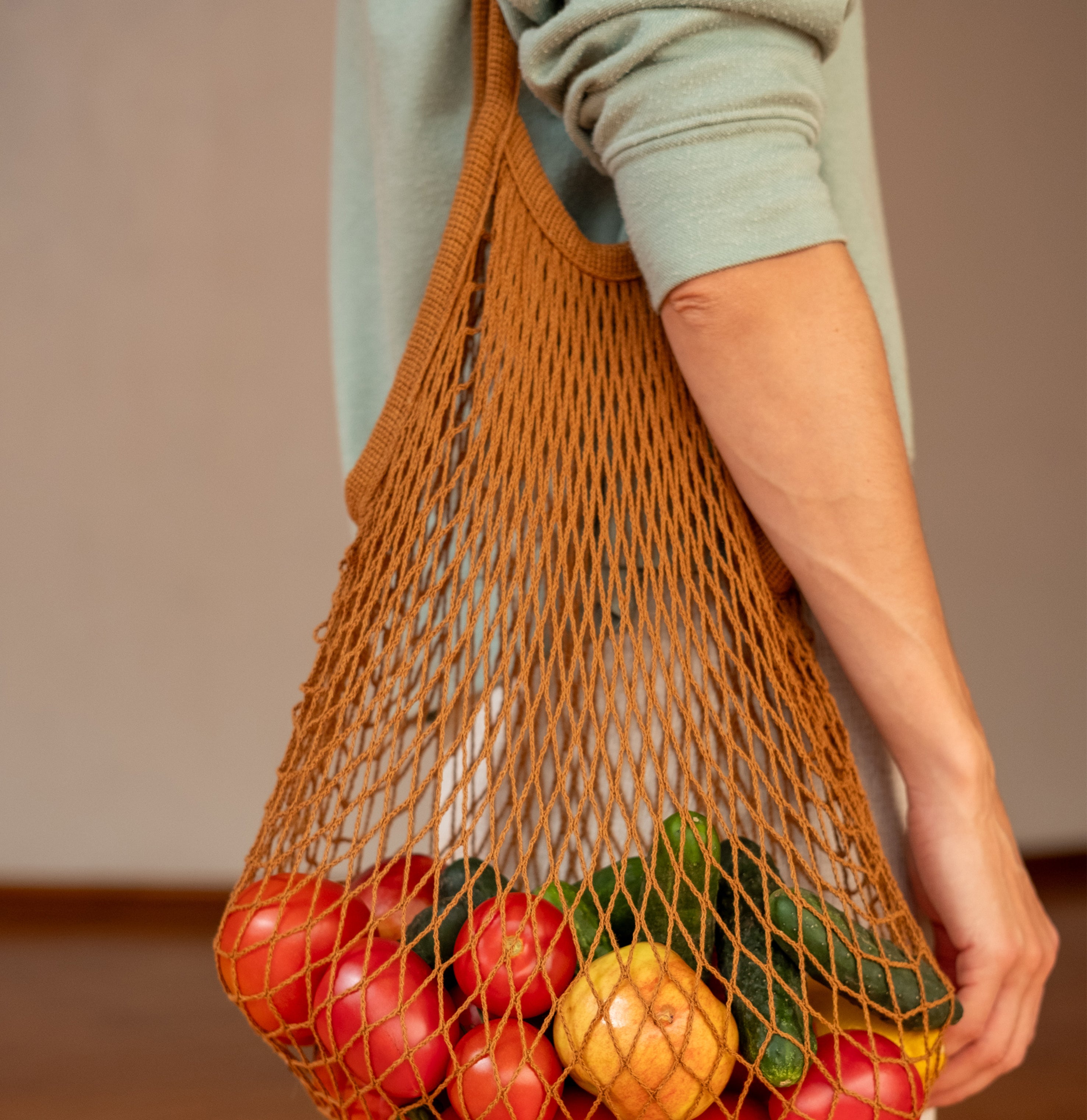 Rezginė sietka pirkinių krepšys rudos spalvos, su vaisiais viduje, ant peties, dovanų idėjos, mados aksesuarai moterims