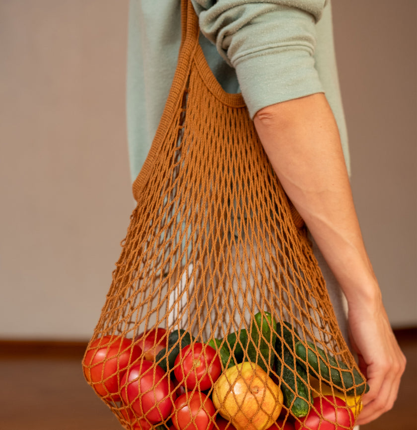 Rezginė sietka pirkinių krepšys rudos spalvos, su vaisiais viduje, ant peties, dovanų idėjos, mados aksesuarai moterims