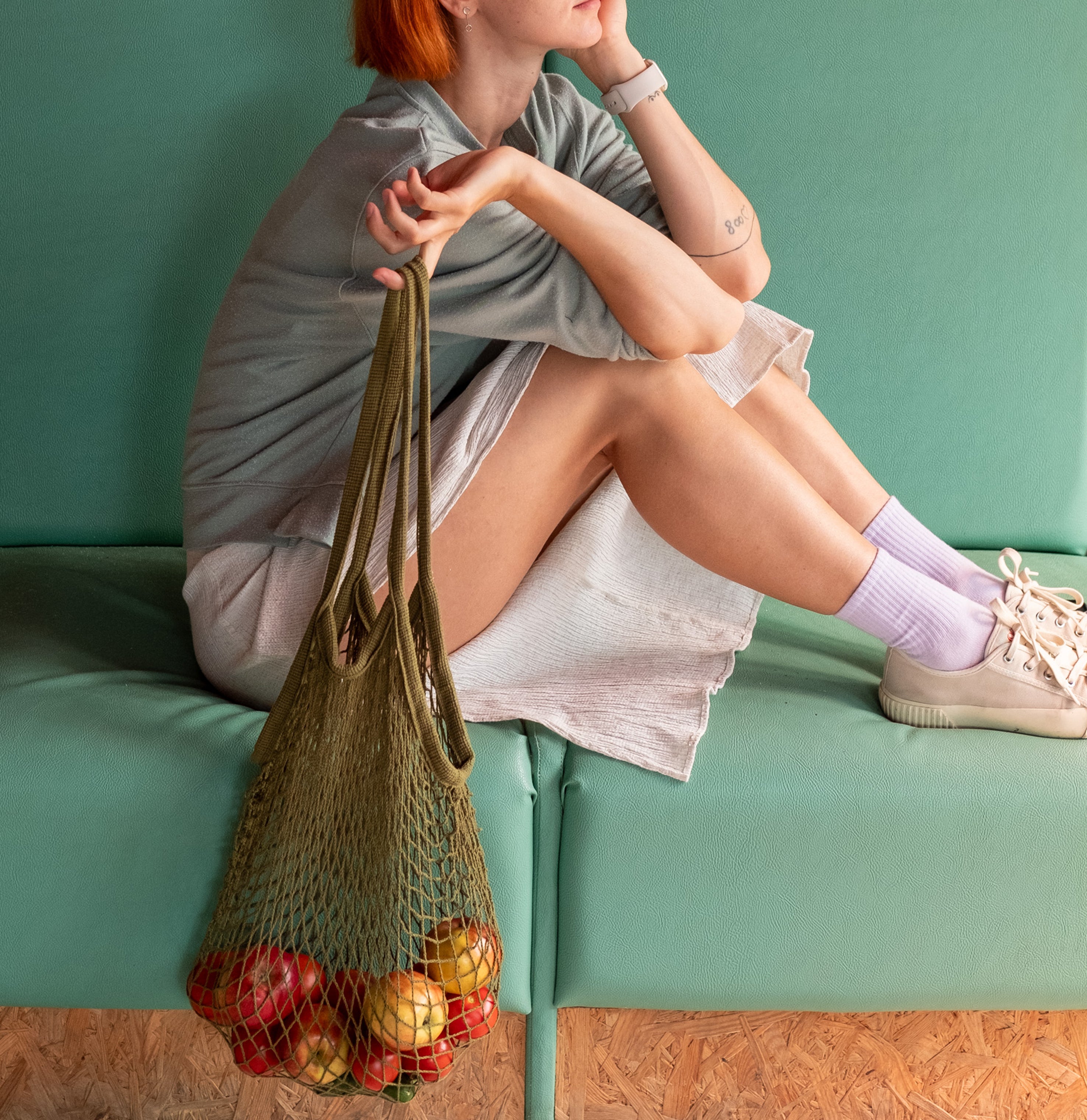 Rezginė sietka pirkinių krepšys samanų spalvos, su vaisiais viduje, rankoje, dovanų idėjos, mados aksesuarai moterims