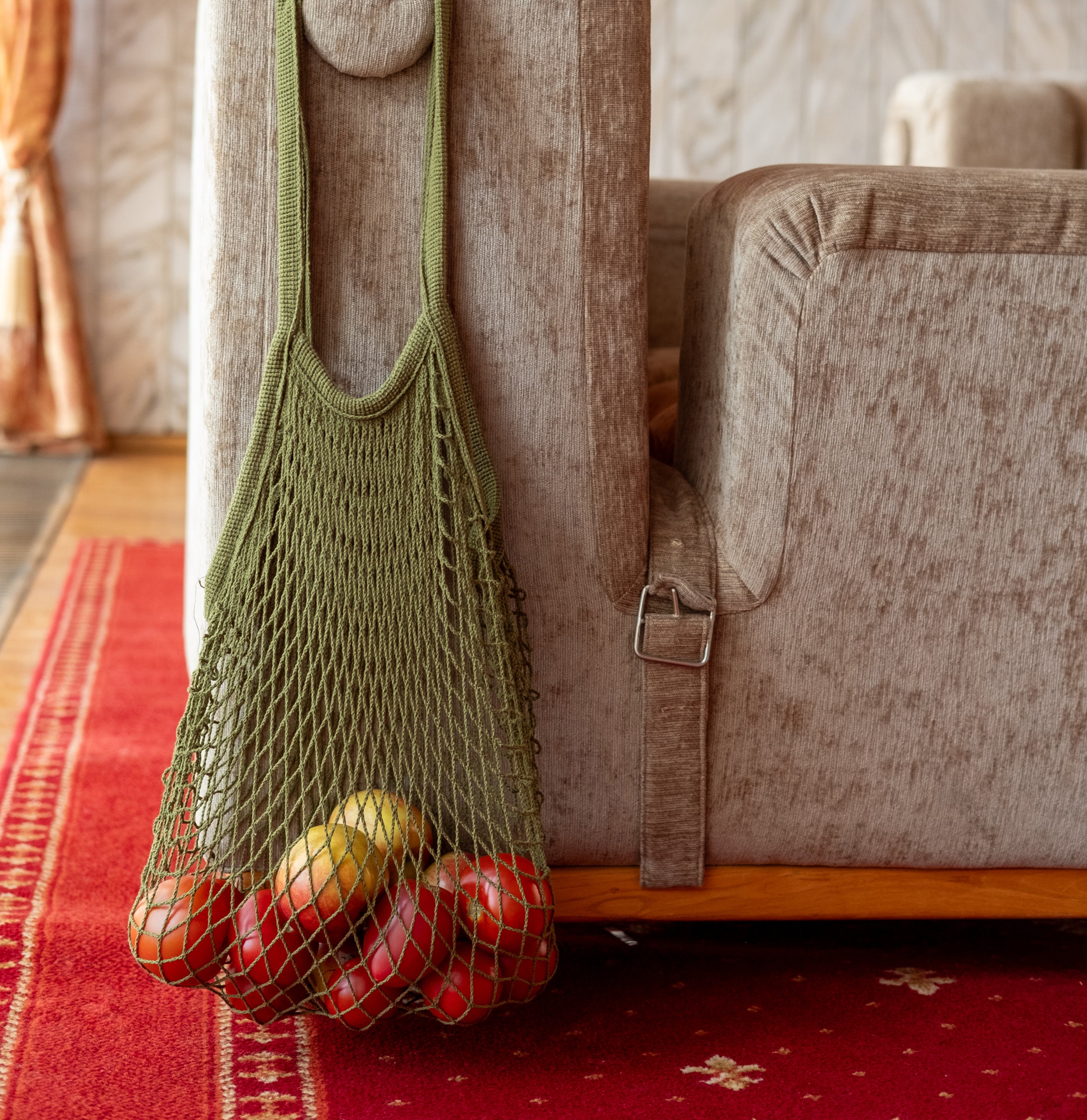 Rezginė sietka pirkinių krepšys samanų spalvos, su vaisiais viduje, interjere, dovanų idėjos, mados aksesuarai moterims