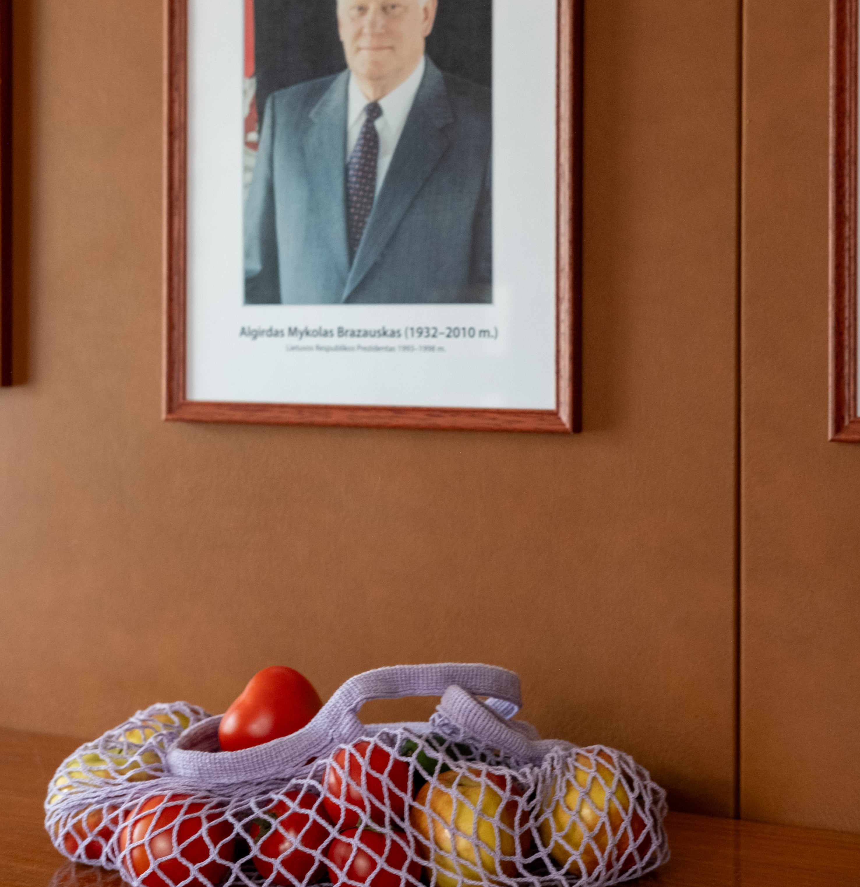 Rezginė sietka pirkinių krepšys alyvų spalvos, su vaisiais viduje, ant stalo, dovanų idėjos, mados aksesuarai moterims