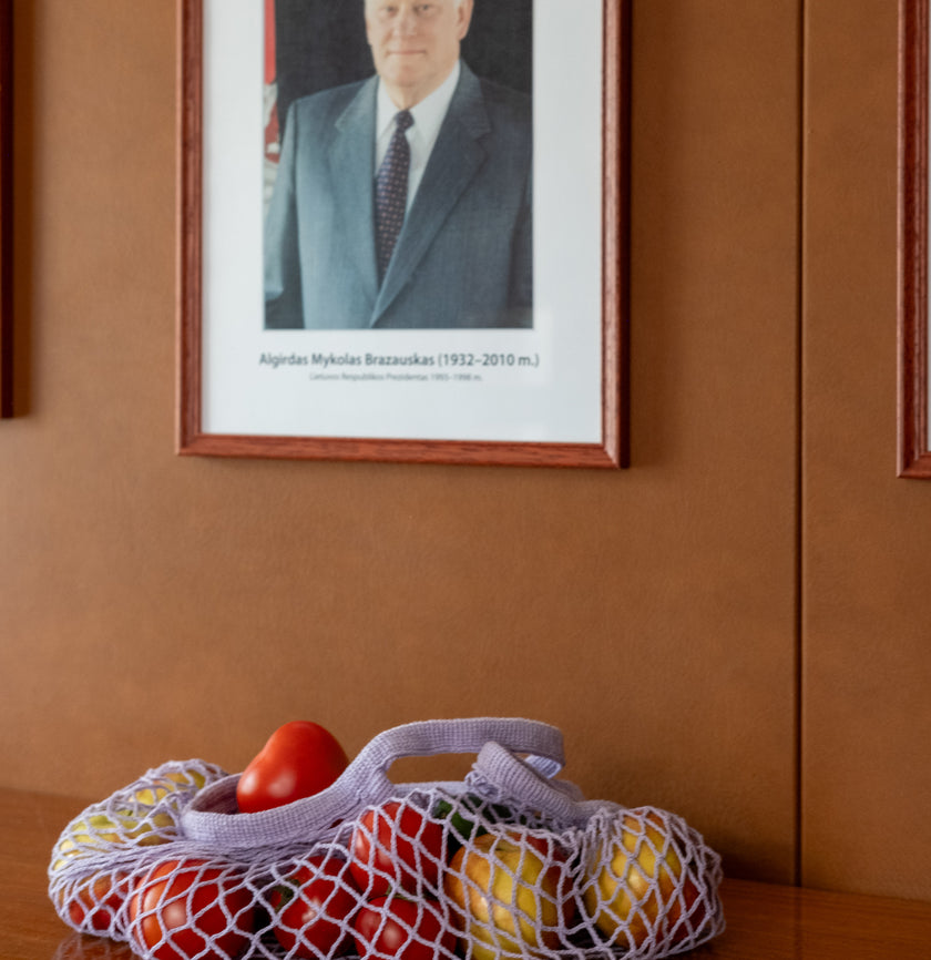 Rezginė sietka pirkinių krepšys alyvų spalvos, su vaisiais viduje, ant stalo, dovanų idėjos, mados aksesuarai moterims