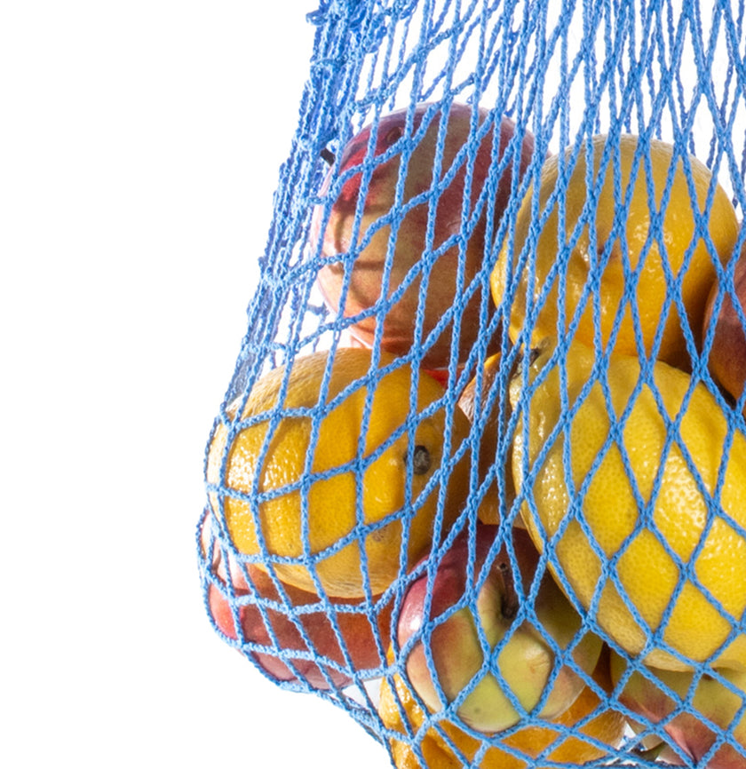 Rezginė sietka pirkinių krepšys mėlynos spalvos, su vaisiais viduje, detalė, dovanų idėjos, mados aksesuarai moterims