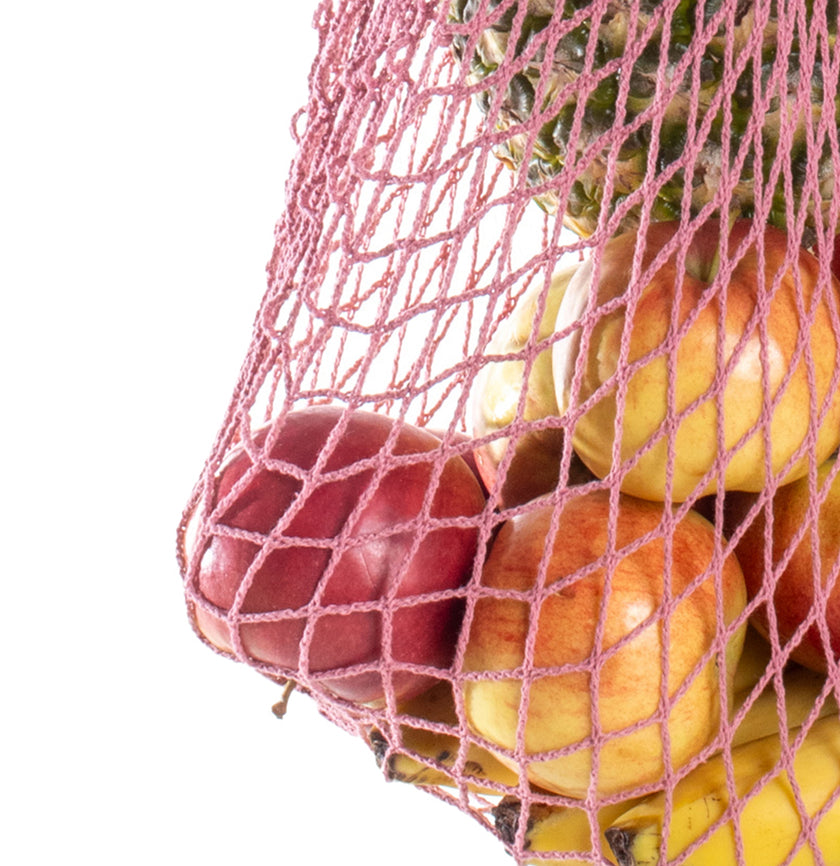 Rezginė sietka pirkinių krepšys rausvos spalvos, su vaisiais viduje, detalė, dovanų idėjos, mados aksesuarai moterims