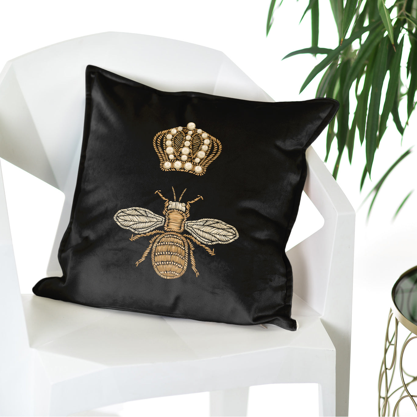 Dekoratyvinė pagalvėlė „Auksinė bitė