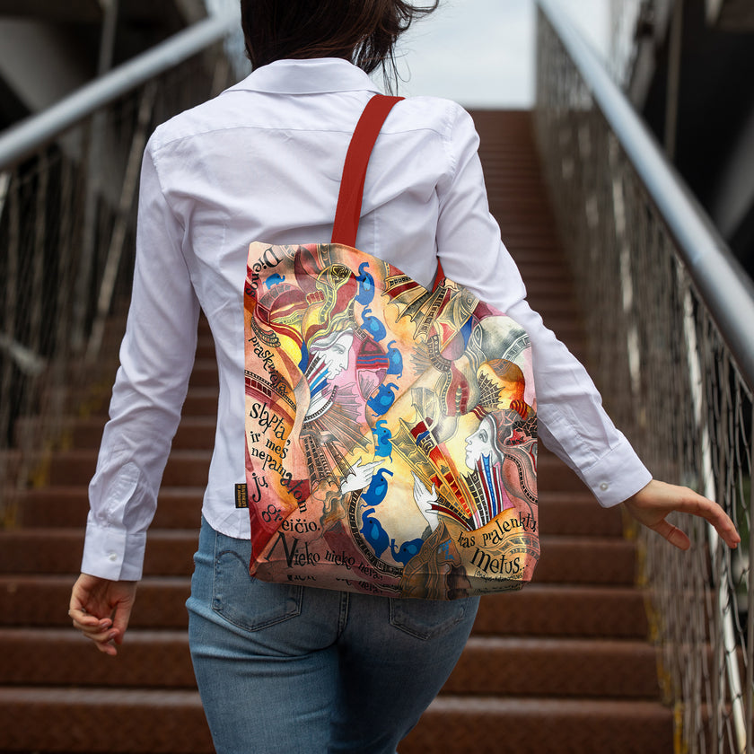 Stilingas pirkinių krepšys Aušra Čapskytė Mėlynų dramblių kelionė, Lietuvos menininkų kolekcija, moteriški mados aksesuarai, ant žmogaus