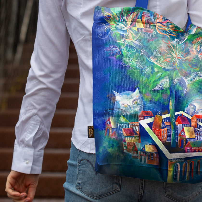 Stilingas pirkinių krepšys Aušra Čapskytė Baltojo katino miestas, Lietuvos menininkų kolekcija, moteriški mados aksesuarai, detalė