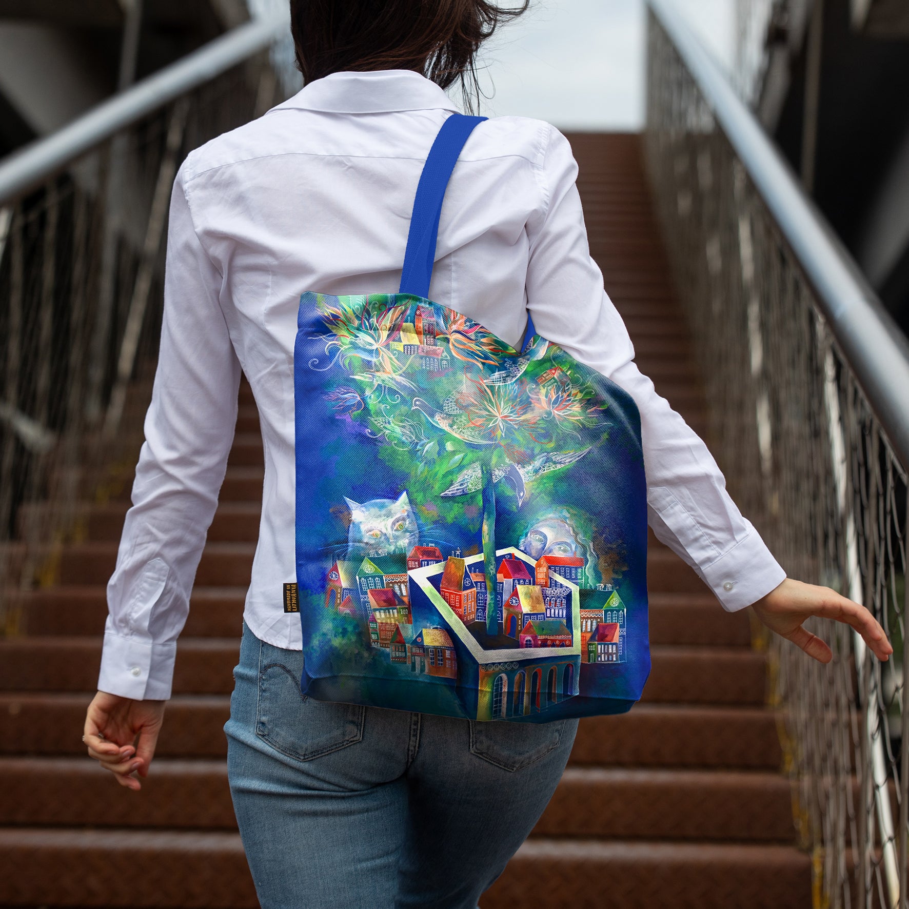 Stilingas pirkinių krepšys Aušra Čapskytė Baltojo katino miestas, Lietuvos menininkų kolekcija, moteriški mados aksesuarai, ant žmogaus