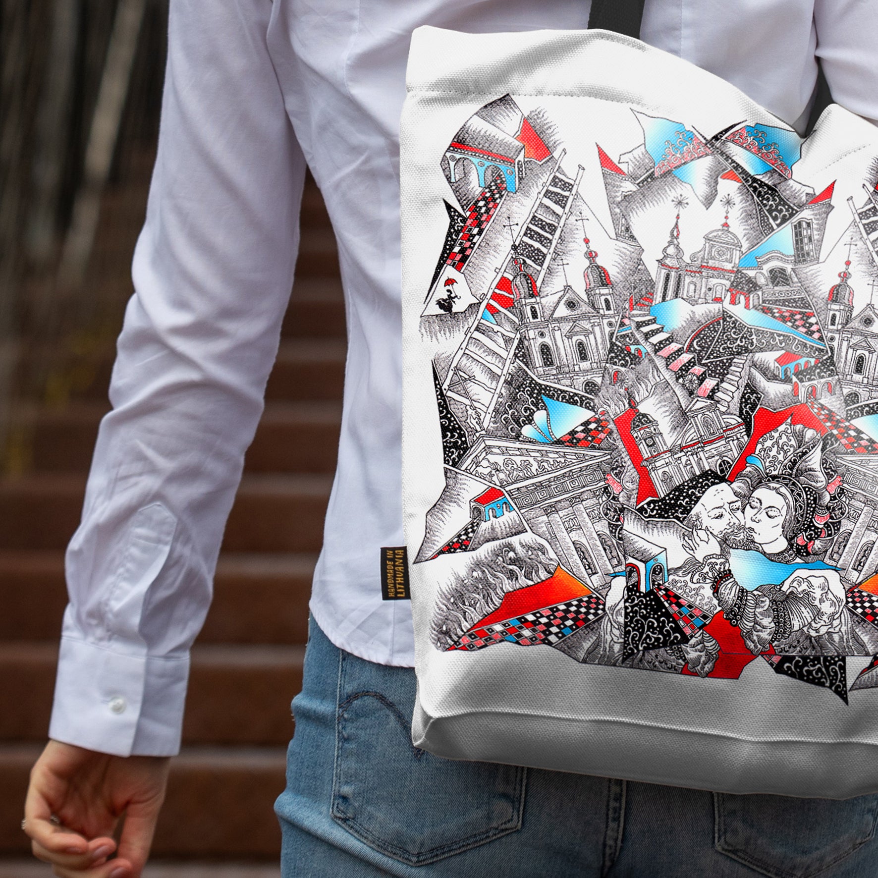 Stilingas pirkinių krepšys Aušra Čapskytė Pabučiavimas. Linkėjimai iš Vilniaus, Lietuvos menininkų kolekcija, moteriški mados aksesuarai, detalė