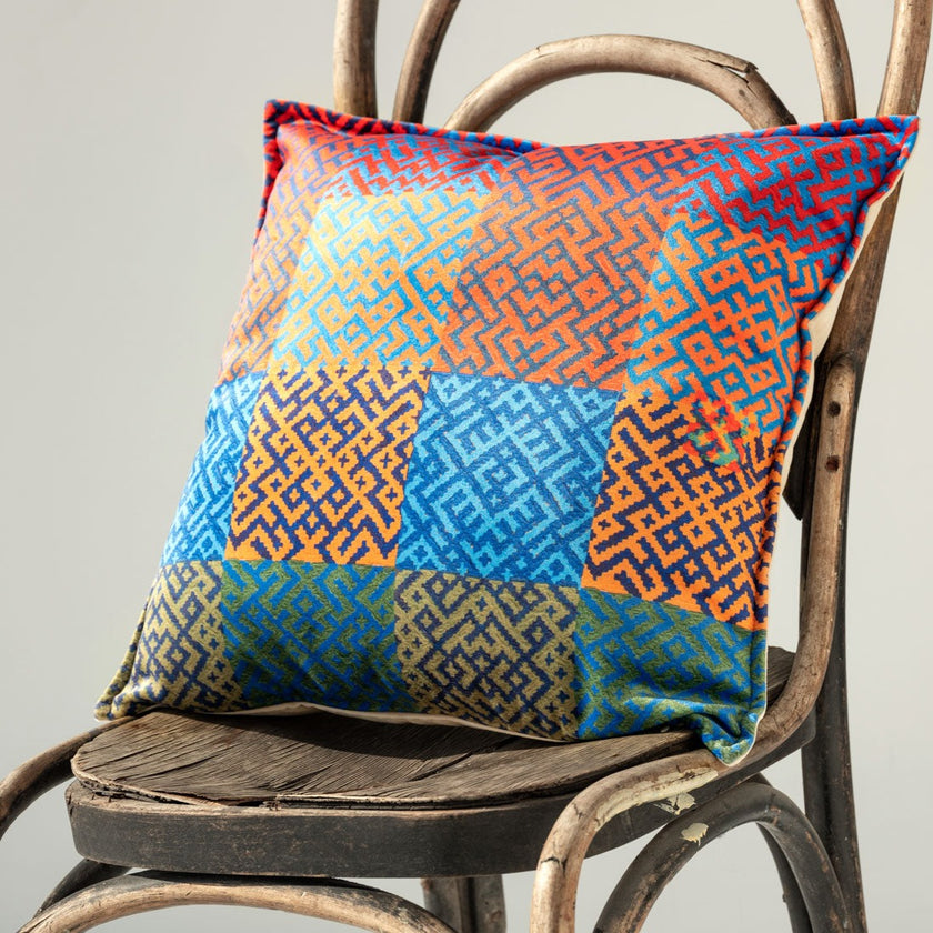 Dekoratyvinė pagalvėlė Raštų upė 104