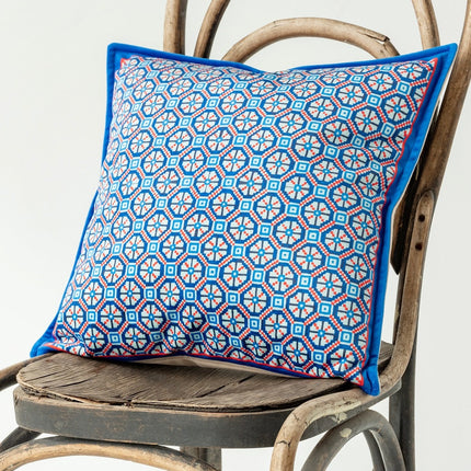 Dekoratyvinė pagalvėlė Raštų upė 115B