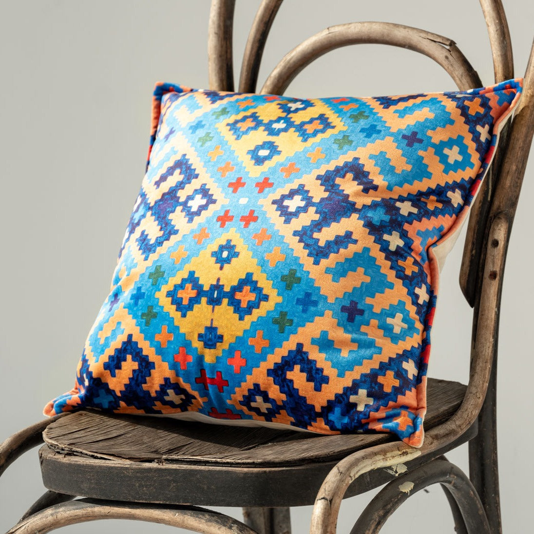 Dekoratyvinė pagalvėlė Raštų upė 103