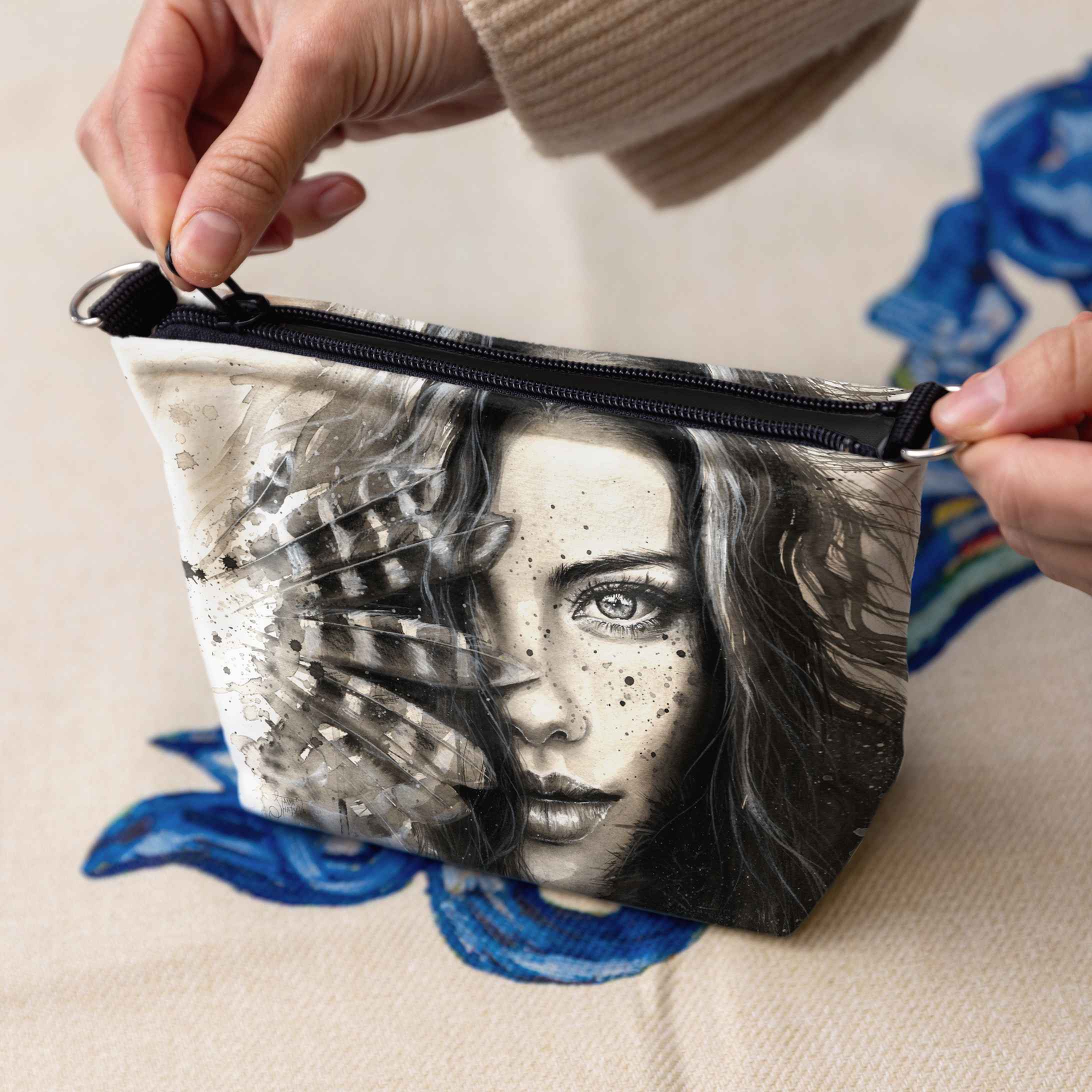 Kosmetinė „Mergina su plunksna