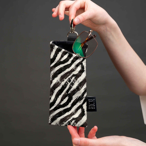 Glasses case "Girl with a feather"