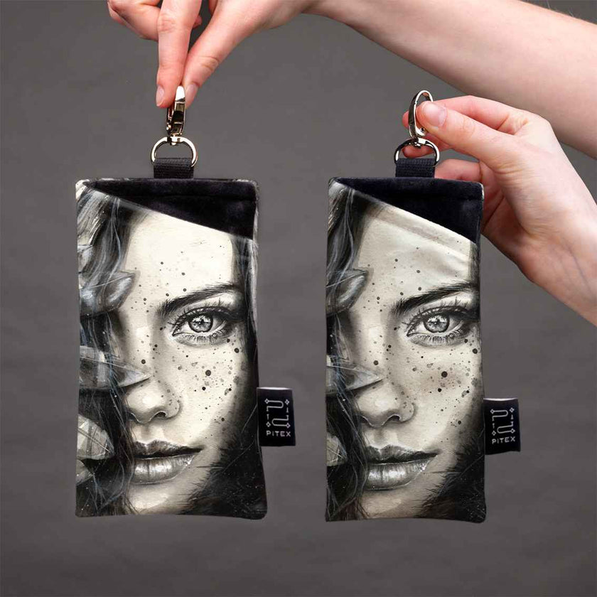 Akinių dėklas „Mergina su plunksna