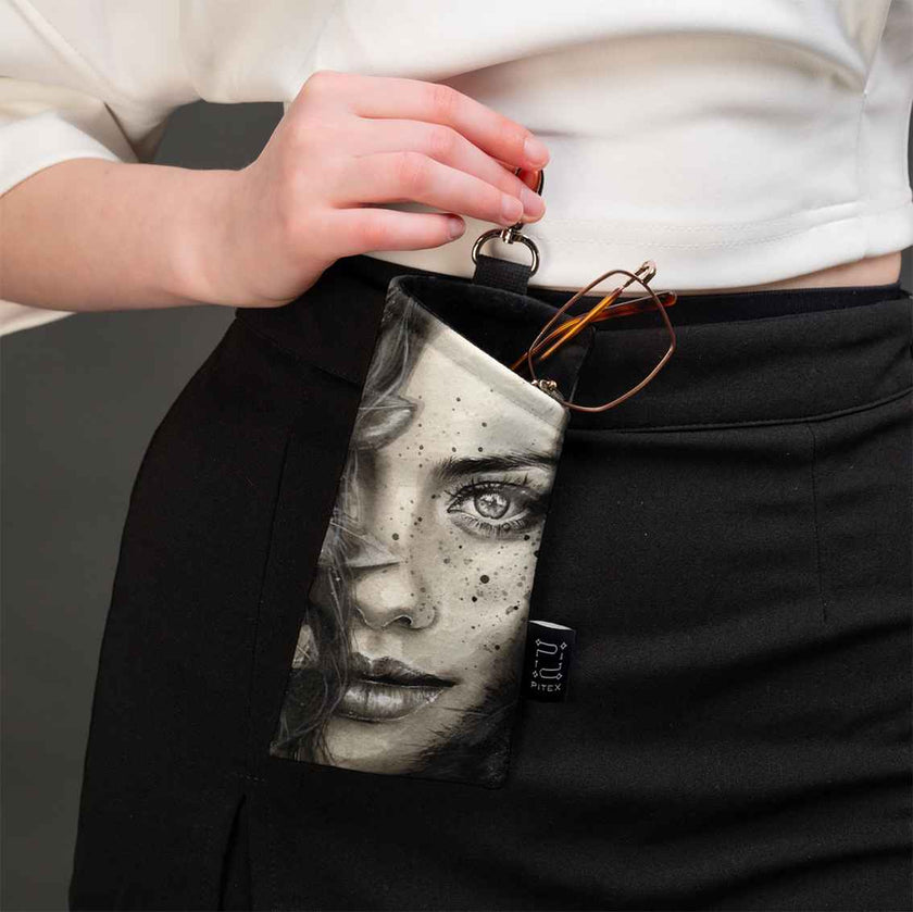 Akinių dėklas „Mergina su plunksna