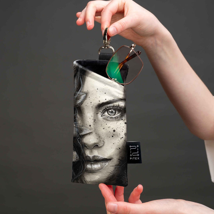 Akinių dėklas „Mergina su plunksna