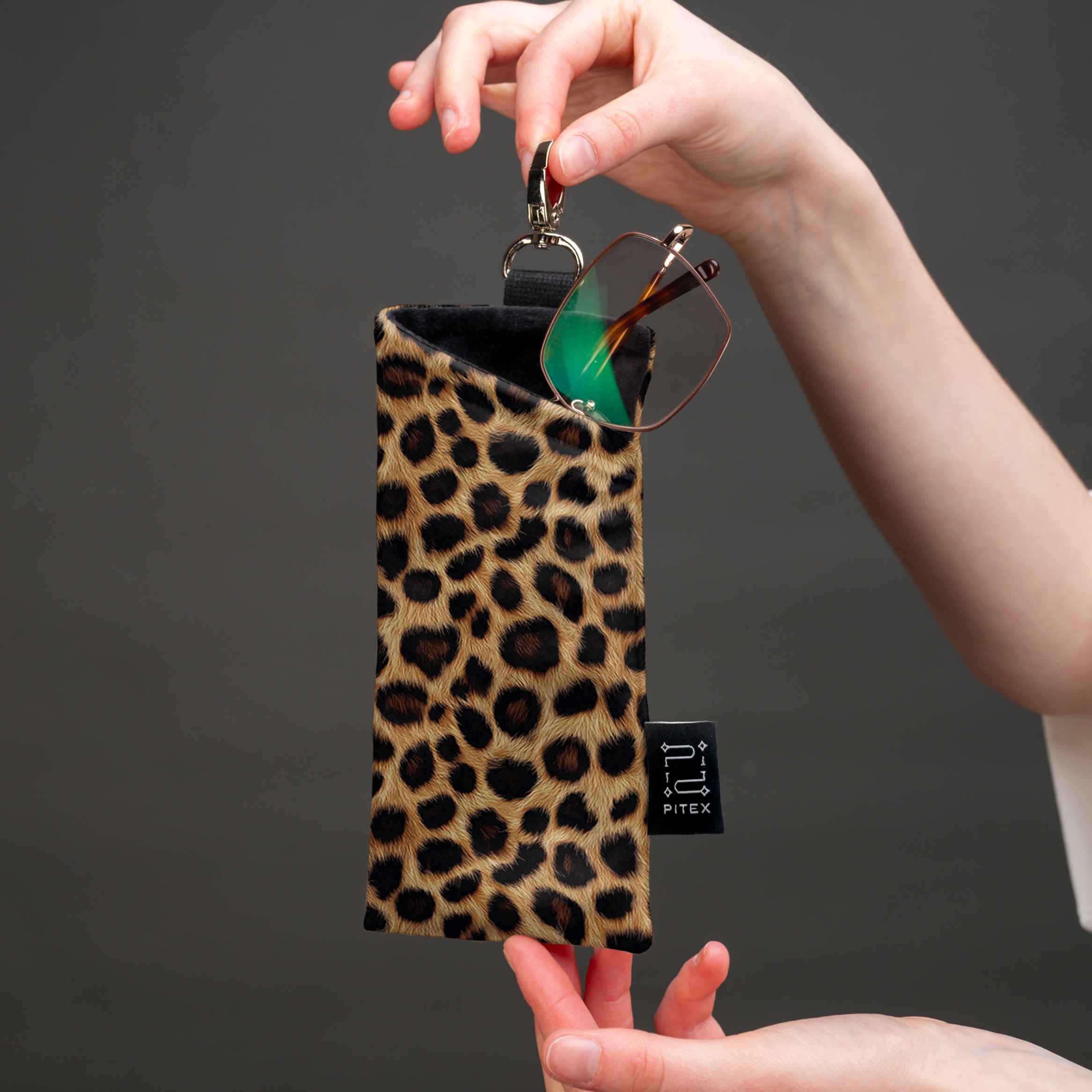 Glasses case "Girl with a feather"