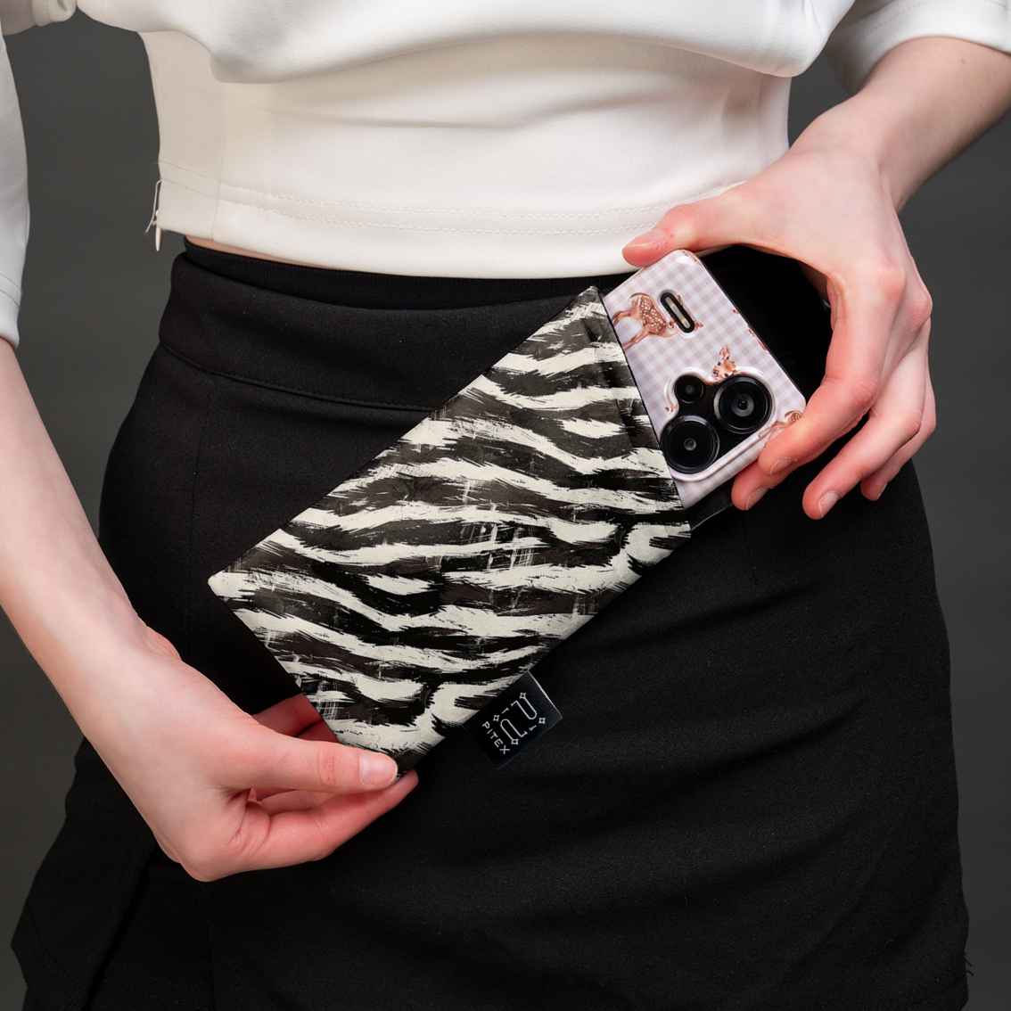 Glasses case "Girl with a feather"