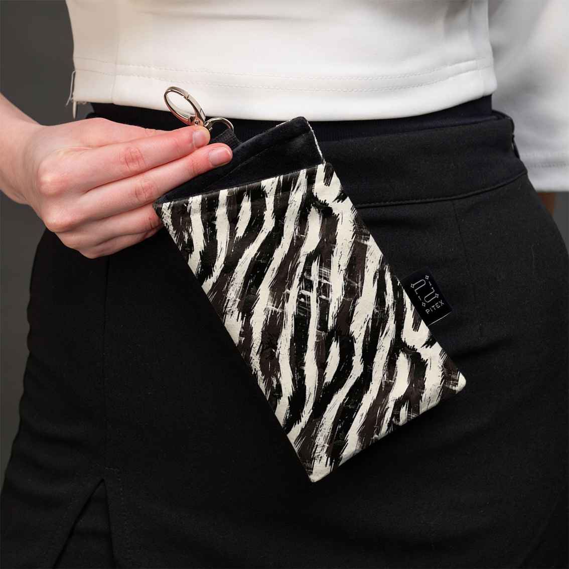 Glasses case "Girl with a feather"