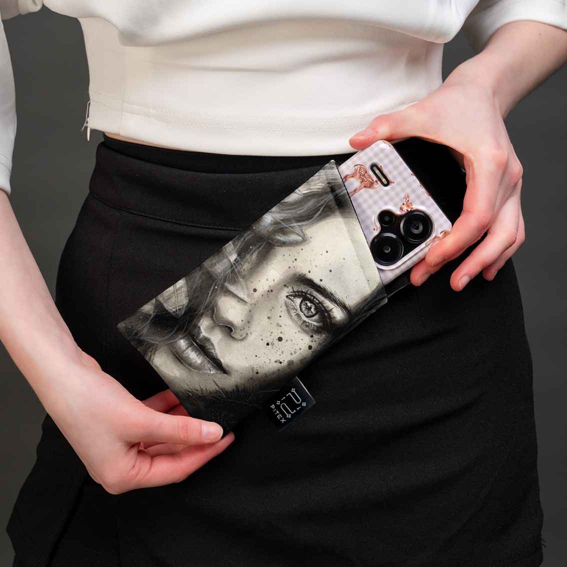 Glasses case "Girl with a feather"