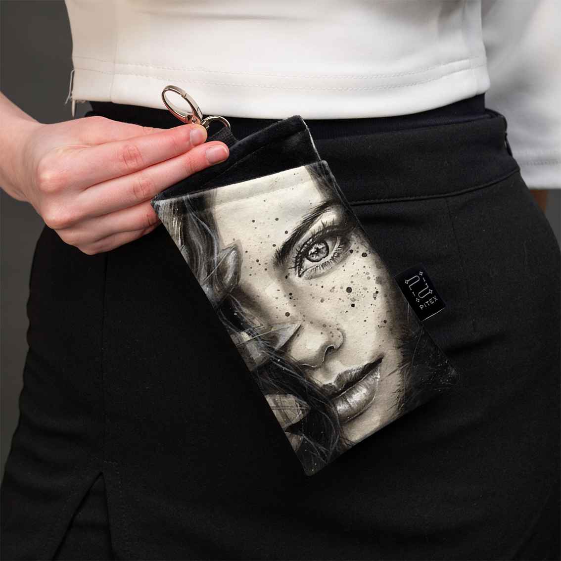 Glasses case "Girl with a feather"