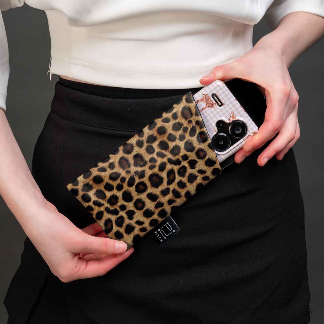 Glasses case "Girl with a feather"