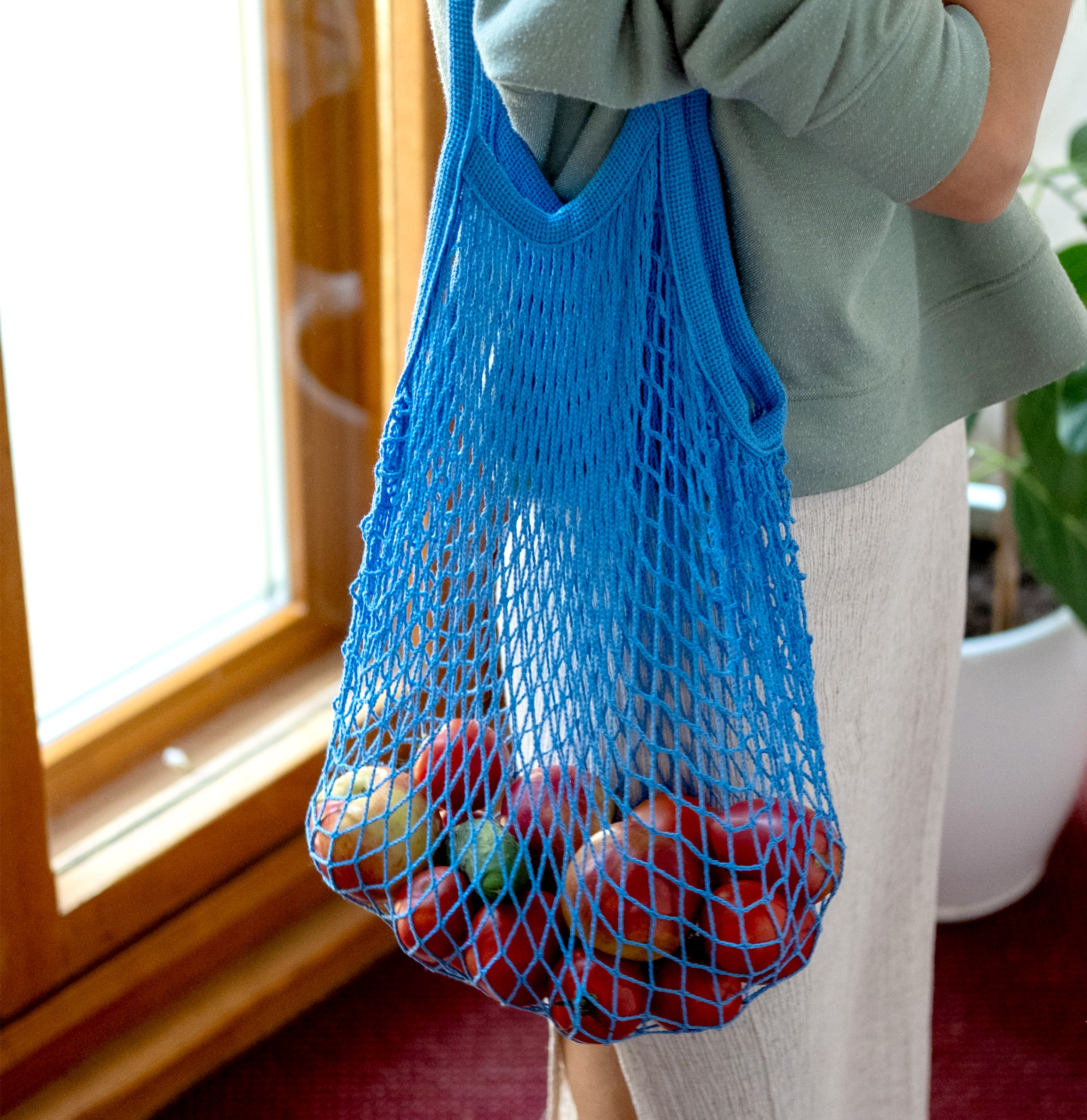 Rezginė sietka pirkinių krepšys mėlynos spalvos, su vaisiais viduje, ant peties, interjere, dovanų idėjos, mados aksesuarai moterims