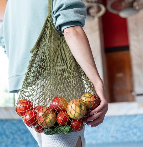 Rezginė sietka pirkinių krepšys samanų spalvos, su vaisiais viduje, ant peties, dovanų idėjos, mados aksesuarai moterims