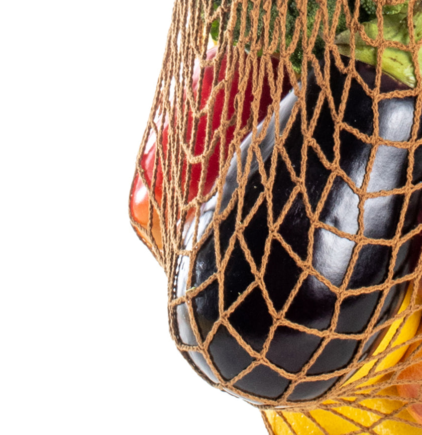 Rezginė sietka pirkinių krepšys rudos spalvos, su vaisiais viduje, detalė, dovanų idėjos, mados aksesuarai moterims