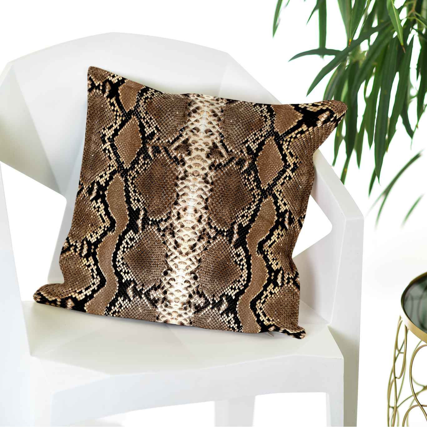 <tc>Decorative cushion "The Golden Bee"</tc>