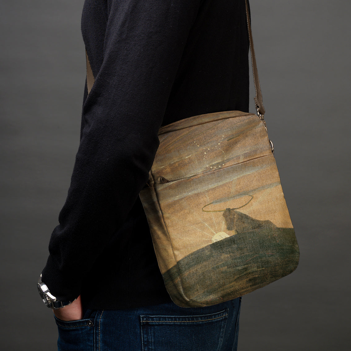 Vyriška rankinė per petį premium M. K. Čiurlionis „Saulė eina Jaučio ženklu“