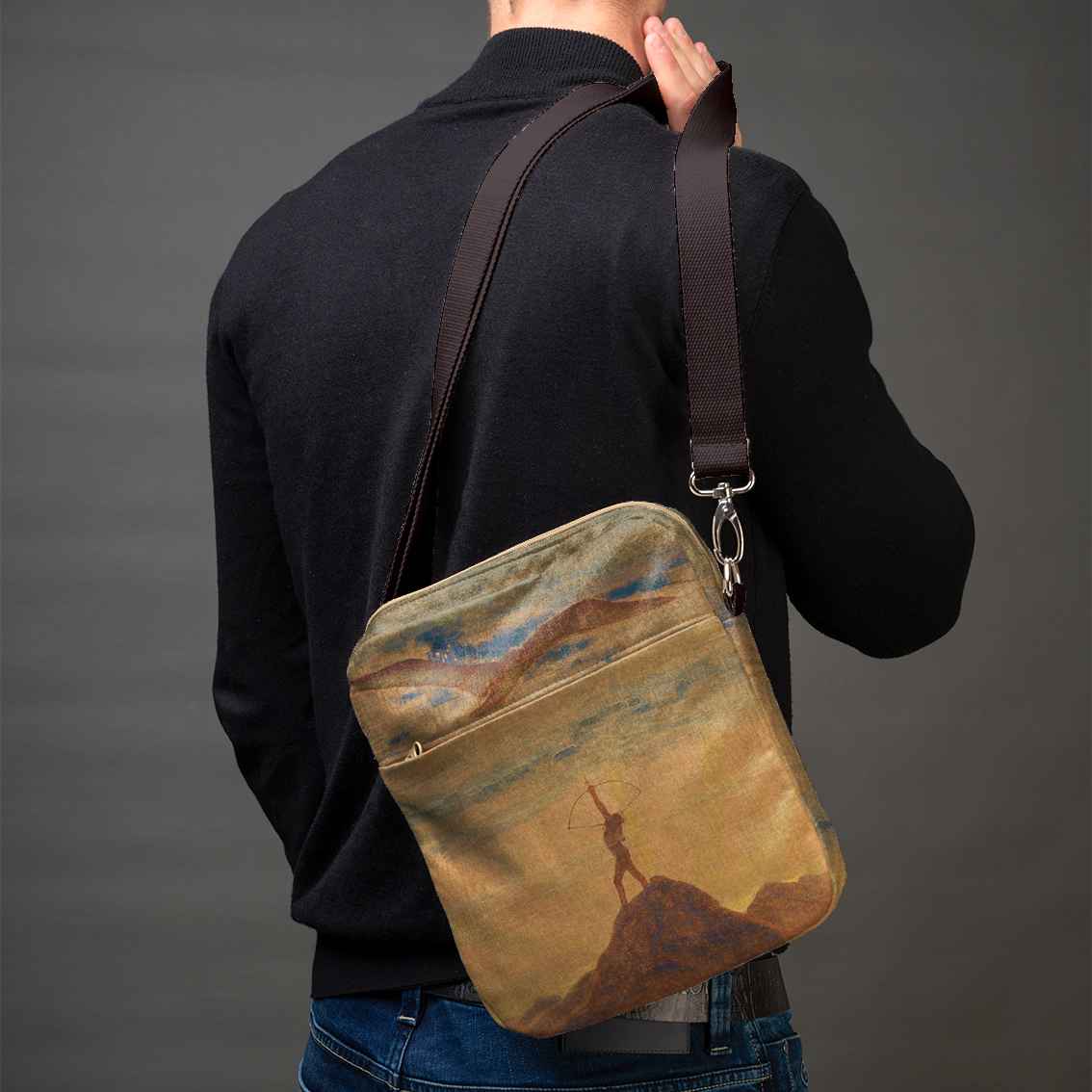 Vyriška rankinė per petį premium M. K. Čiurlionis „Saulė eina Šaulio ženklu“