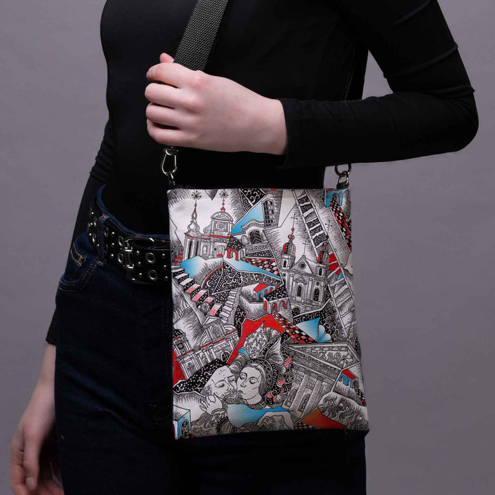 Rankinė per petį Aušra Čapskytė „Pabučiavimas. Linkėjimai iš Vilniaus