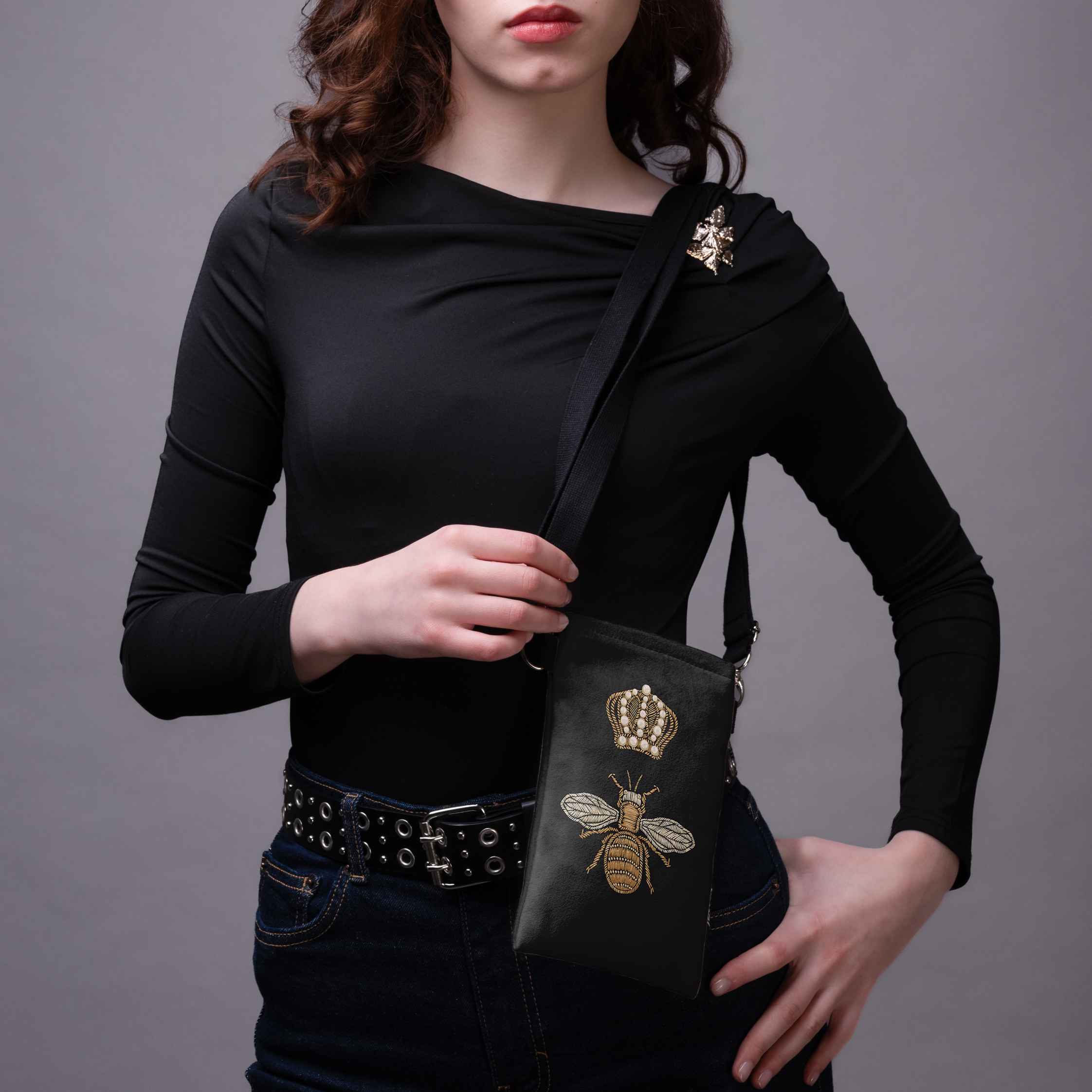 <tc>Phone bag "The Golden Bee"</tc>