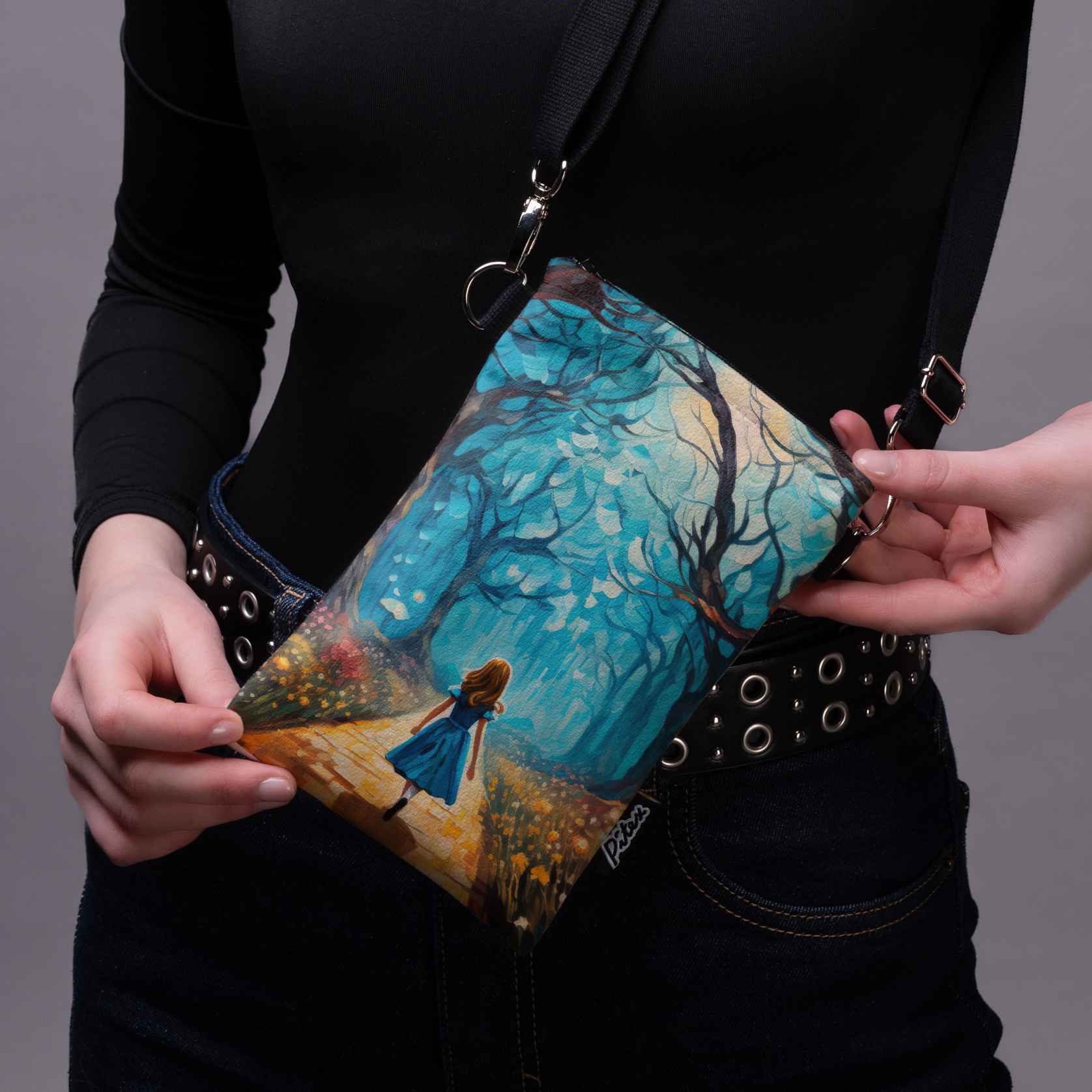 <tc>Phone bag Imagine "Alice's journey"</tc>