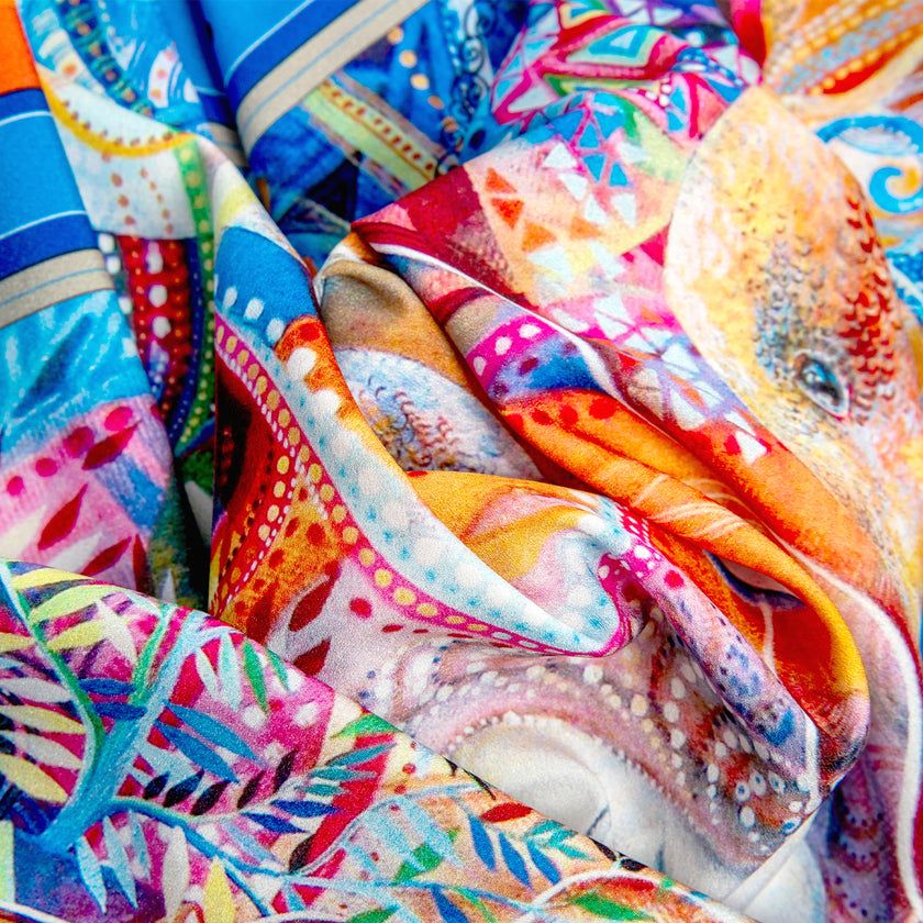 Skarelės ant kaklo moterims Aušra Čapskytė Šviesa iš praeities, detalė, Lietuvos menininkų kolekcija,stilingi mados aksesuarai 2023