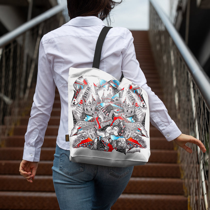 Stilingas pirkinių krepšys Aušra Čapskytė Pabučiavimas. Linkėjimai iš Vilniaus, Lietuvos menininkų kolekcija, moteriški mados aksesuarai, ant žmogaus