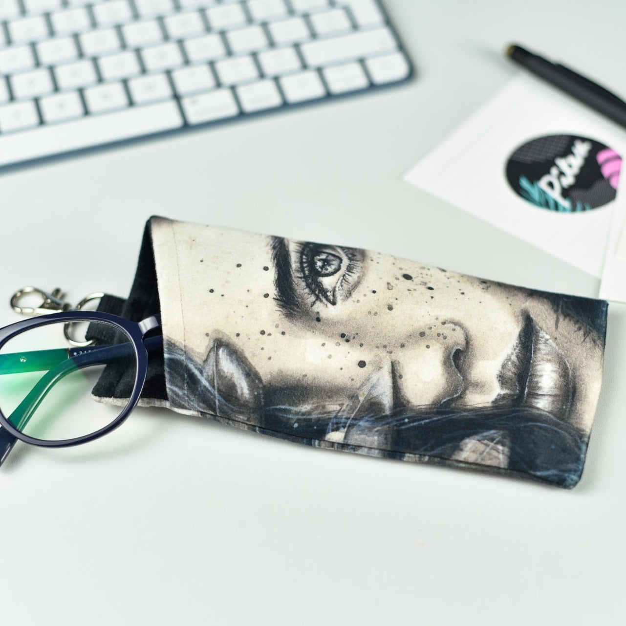 Glasses case "Girl with a feather"