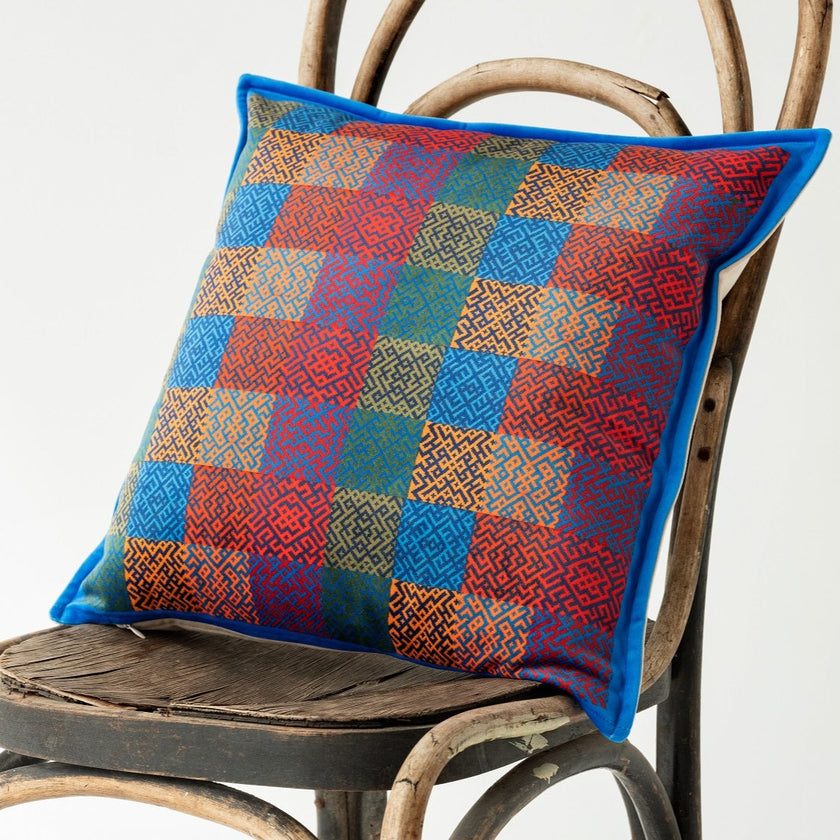 Dekoratyvinė pagalvėlė Raštų upė 104B